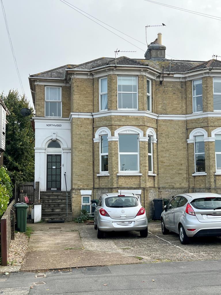 Lot: 17 - TWO-BEDROOM LOWER GROUND FLOOR FLAT FLAT FOR IMPROVEMENT WITH GARDEN AND PARKING - 